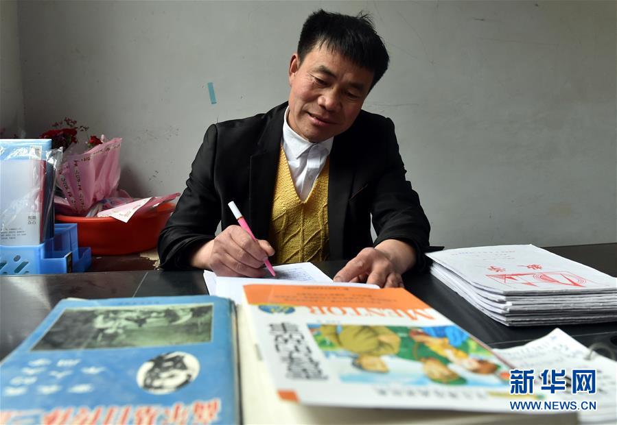 （時(shí)代先鋒&middot;圖文互動(dòng)）（6）伏牛山里好老師張玉滾：挑起孩子們走出大山的希望