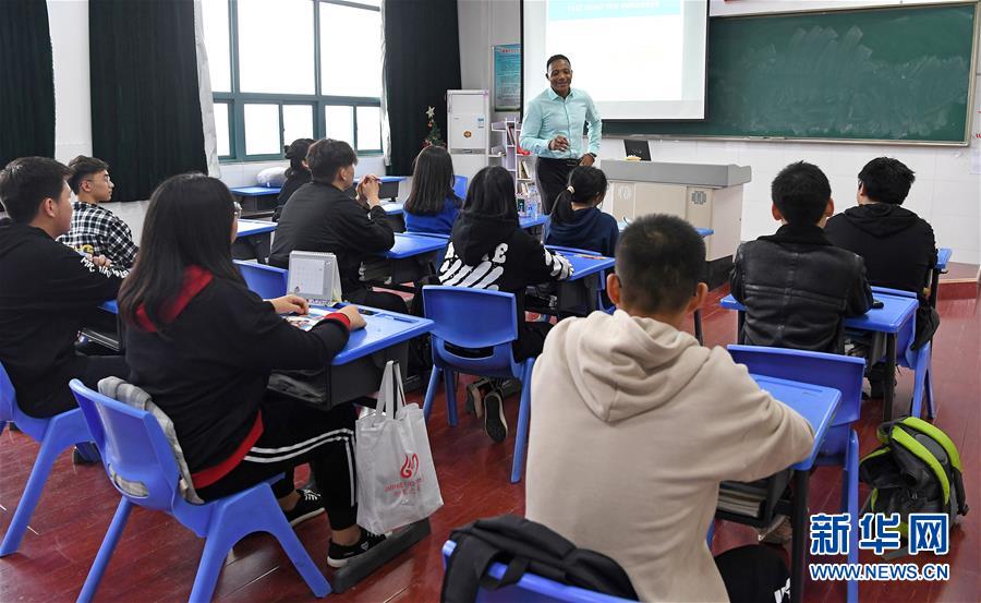 （慶祝改革開(kāi)放40周年基層行&middot;學(xué)校篇&middot;圖文互動(dòng)）（4）白鷺洲中學(xué)40年:書(shū)院教育的時(shí)代探索