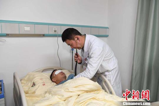 圖為醫(yī)生為杜富國檢查?！⌒が?攝