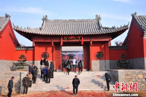 資料圖：元旦小長(zhǎng)假期間，威海南海新區(qū)云龍山上舉辦新年廟會(huì)?！⒉?攝