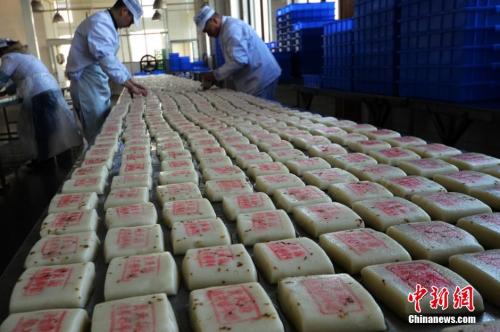 資料圖：師傅們?cè)诎阎谱骱玫墓鸹ㄌ悄旮鈹[放整齊。王思哲 攝