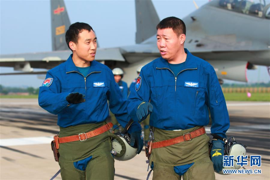 （新華全媒頭條&middot;圖文互動(dòng)）（3）戰(zhàn)鷹，為祖國(guó)奮飛&mdash;&mdash;記空軍航空兵某旅旅長(zhǎng)、特級(jí)飛行員郝井文