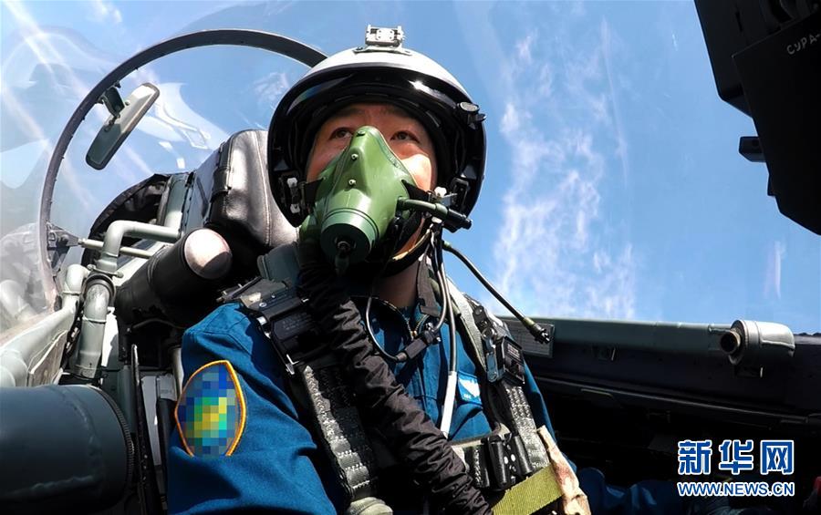 （新華全媒頭條&middot;圖文互動(dòng)）（6）戰(zhàn)鷹，為祖國(guó)奮飛&mdash;&mdash;記空軍航空兵某旅旅長(zhǎng)、特級(jí)飛行員郝井文