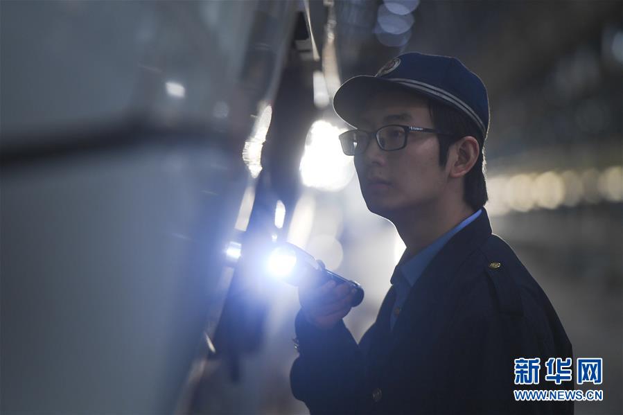 (圖文互動(dòng))(1)地震少年李長安的首次春運(yùn)