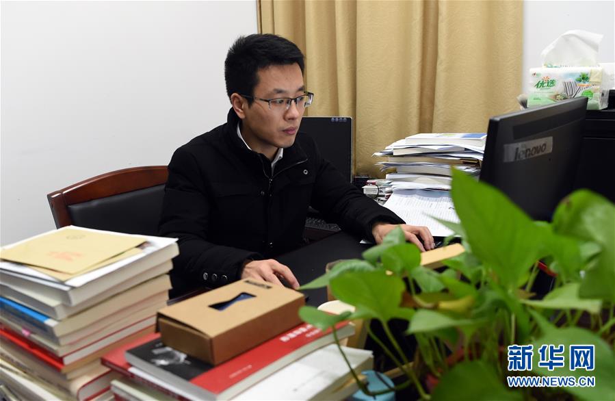 （新華全媒頭條&middot;圖文互動）（2）一堂特殊而難忘的思政課&mdash;&mdash;習(xí)近平總書記主持召開學(xué)校思想政治理論課教師座談會側(cè)記