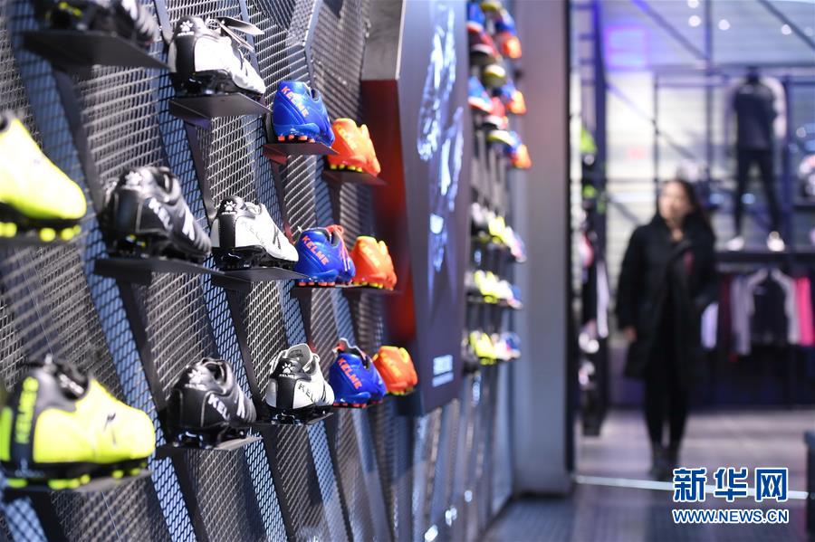 (在習近平新時代中國特色社會主義思想指引下——新時代新作為新篇章·圖文互動)(4)國際范兒·科技范兒·綠色范兒——傳統(tǒng)制造業(yè)嶄露“新面孔”