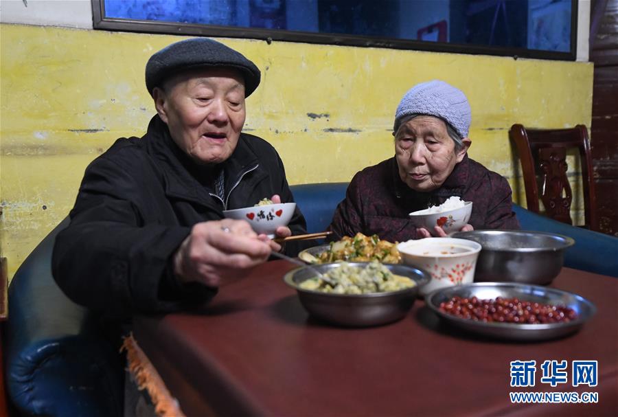 （新華全媒頭條&middot;圖文互動(dòng)）（5）英雄無(wú)言&mdash;&mdash;95歲老黨員張富清的本色人生