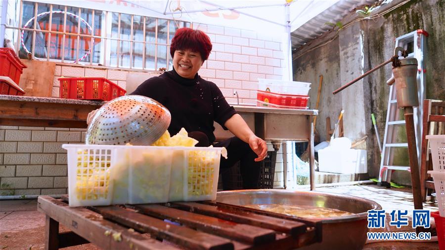 (鄉(xiāng)村振興·圖文互動(dòng))(2)“生活的滋味都在泡菜里”——江西瑞金“華嬤嬤”奮斗記