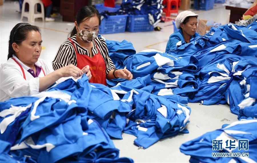 （壯麗70年&middot;奮斗新時代&middot;圖文互動）（10）奮進的阿妹戚托&mdash;&mdash;貴州三寶彝族鄉(xiāng)整鄉(xiāng)搬遷見聞