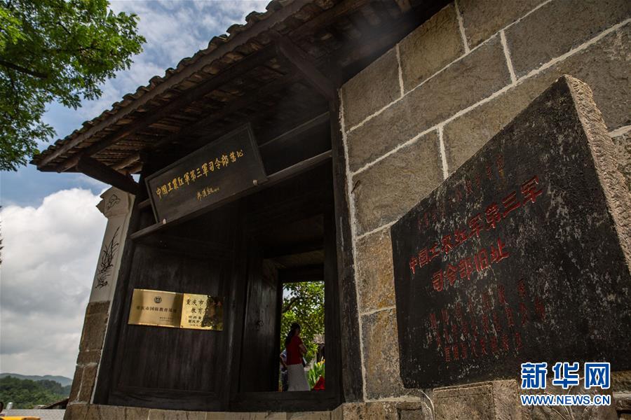 （壯麗70年&middot;奮斗新時(shí)代&mdash;&mdash;記者再走長(zhǎng)征路&middot;圖文互動(dòng)）（1）手捧棉被憶紅軍：走了那么多年，我們都念他們的好