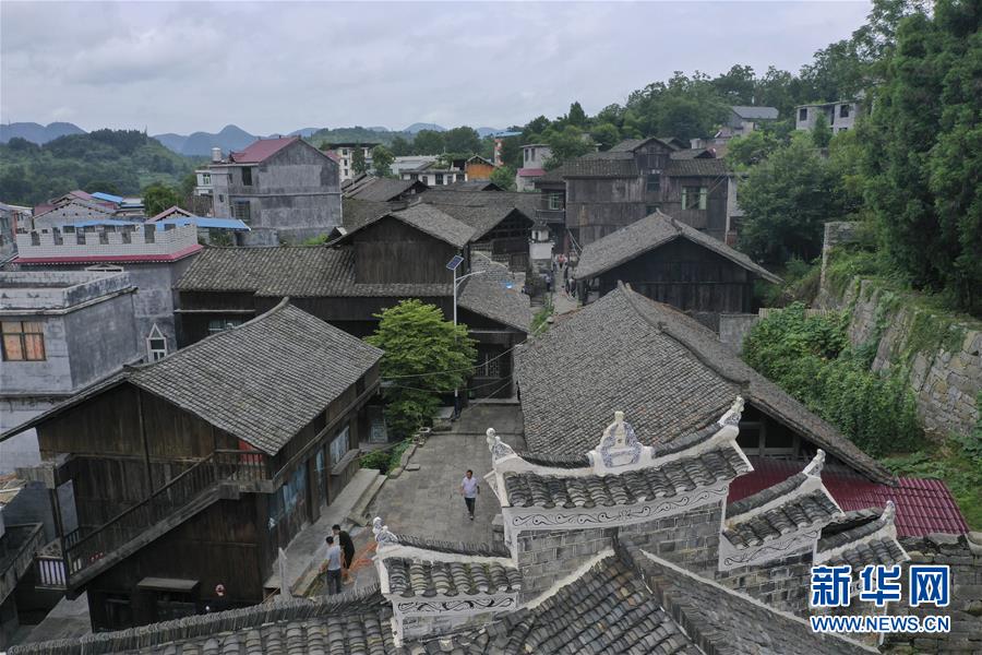 （壯麗70年&middot;奮斗新時(shí)代&mdash;&mdash;記者再走長(zhǎng)征路&middot;圖文互動(dòng)）（3）手捧棉被憶紅軍：走了那么多年，我們都念他們的好