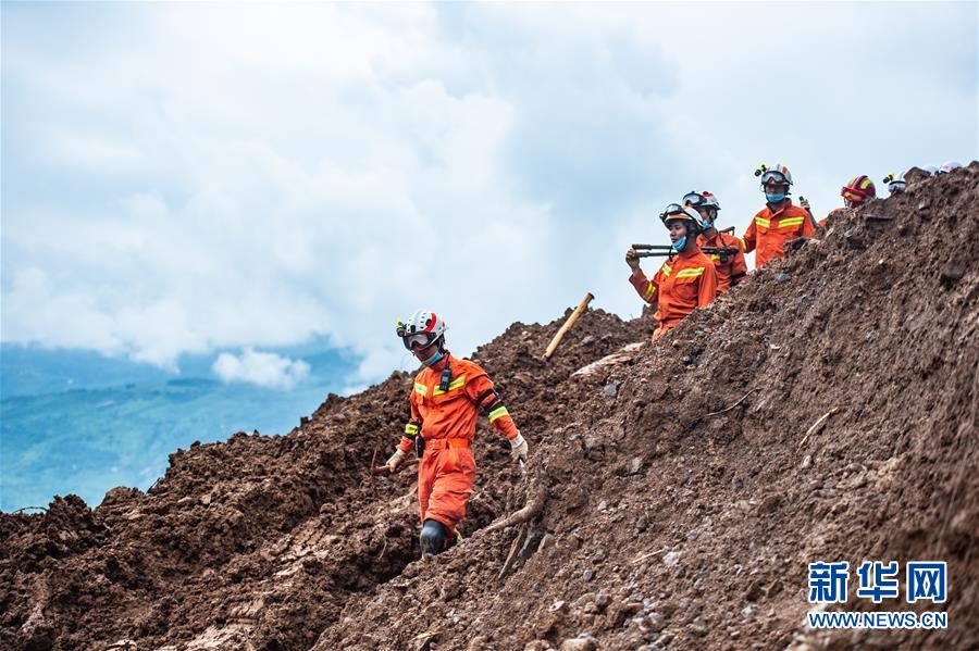 （新華全媒頭條&middot;圖文互動(dòng)）（3）有一絲希望，就盡百倍努力&mdash;&mdash;貴州水城&ldquo;7&middot;23&rdquo;特大山體滑坡72小時(shí)救援紀(jì)實(shí)