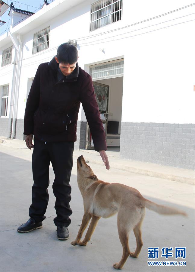 （四中全會精神在基層&middot;圖文互動）（1）記者手記：兩腳沾地，深切感悟什么叫&ldquo;以人民為中心&rdquo;