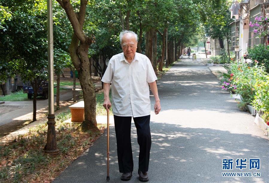 （新華全媒頭條&middot;圖文互動(dòng)）（9）滄海橫流 信仰彌堅(jiān)&mdash;&mdash;記共產(chǎn)黨員、湘潭大學(xué)九旬教授滄南