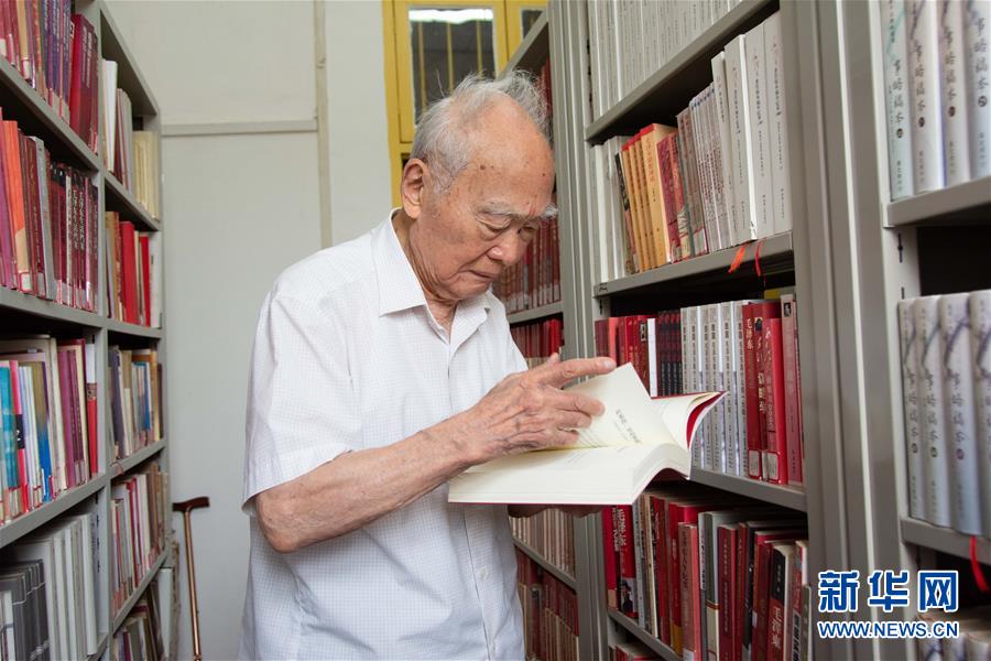 （新華全媒頭條&middot;圖文互動(dòng)）（6）滄海橫流 信仰彌堅(jiān)&mdash;&mdash;記共產(chǎn)黨員、湘潭大學(xué)九旬教授滄南