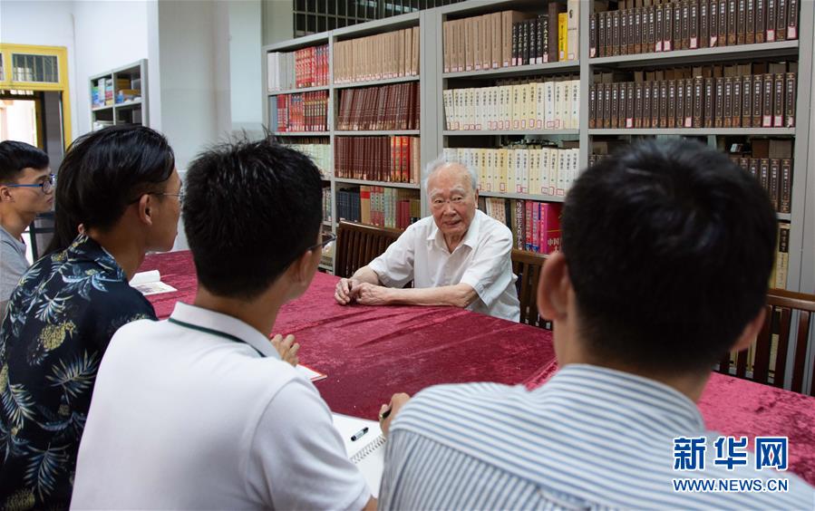 （新華全媒頭條&middot;圖文互動(dòng)）（4）滄海橫流 信仰彌堅(jiān)&mdash;&mdash;記共產(chǎn)黨員、湘潭大學(xué)九旬教授滄南