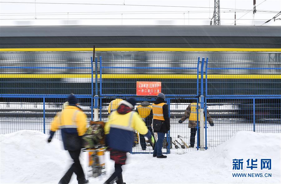 （新春走基層）（14）嚴寒下的&ldquo;鐵路醫(yī)生&rdquo;：風雪中守護回家路