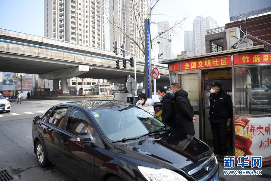 （在習(xí)近平新時代中國特色社會主義思想指引下&mdash;&mdash;新時代新作為新篇章&middot;習(xí)近平總書記關(guān)切事&middot;圖文互動）（2）當億萬只手緊握在一起&hellip;&hellip;&mdash;&mdash;戰(zhàn)&ldquo;疫&rdquo;一線感受中國力量