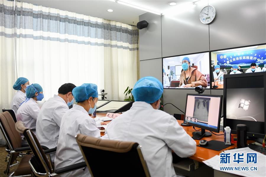 （聚焦疫情防控&middot;圖文互動）（2）特寫：遠程醫(yī)療中心里的生命接力