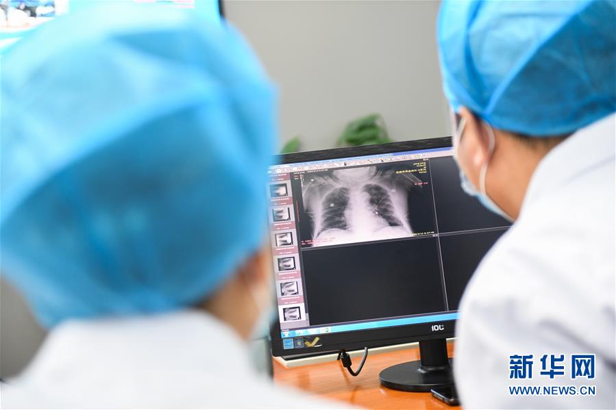 （聚焦疫情防控&middot;圖文互動）（5）特寫：遠程醫(yī)療中心里的生命接力