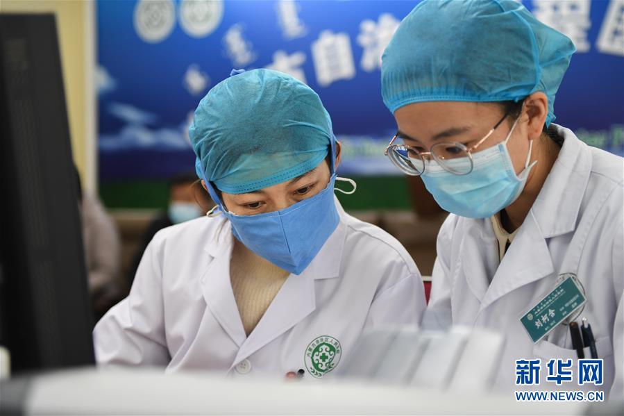 （聚焦疫情防控&middot;圖文互動）（6）特寫：遠程醫(yī)療中心里的生命接力