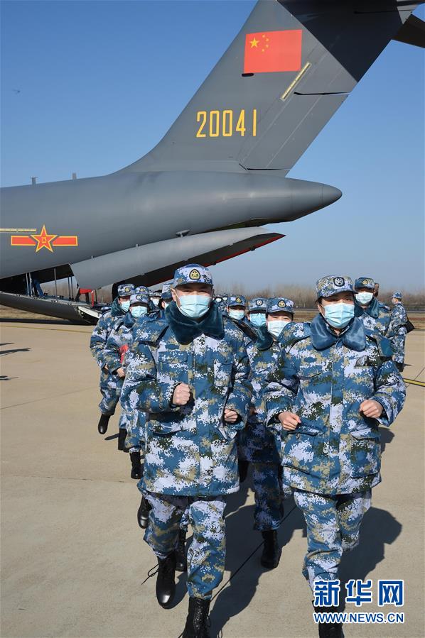 （聚焦疫情防控&middot;圖文互動）（14）空軍第四次向武漢大規(guī)模空運醫(yī)療隊員和物資
