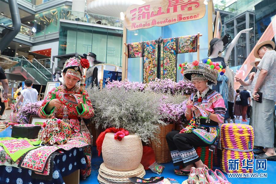 （脫貧攻堅風(fēng)采錄&middot;帶頭人&middot;圖文互動）（4）背著娃繡著花 養(yǎng)活自己養(yǎng)活家&mdash;&mdash;夏華和13000名大山繡娘的&ldquo;中國夢&rdquo;