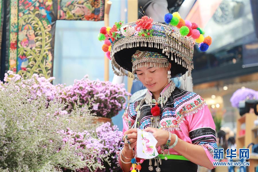 （脫貧攻堅風(fēng)采錄&middot;帶頭人&middot;圖文互動）（5）背著娃繡著花 養(yǎng)活自己養(yǎng)活家&mdash;&mdash;夏華和13000名大山繡娘的&ldquo;中國夢&rdquo;