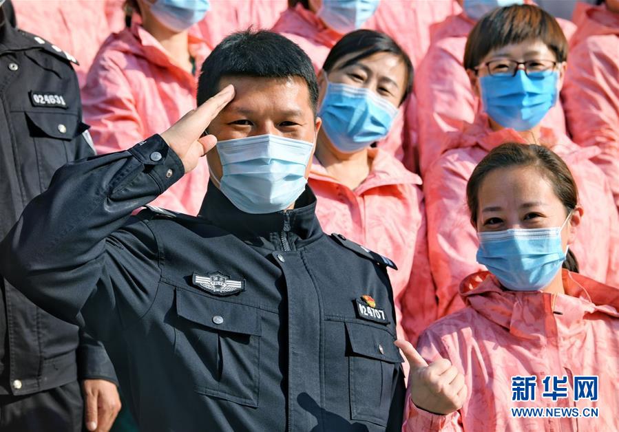 （習近平致敬的戰(zhàn)&ldquo;疫&rdquo;英雄&middot;公安干警篇&middot;圖文互動）（1）他們，抗疫一線鑄警魂