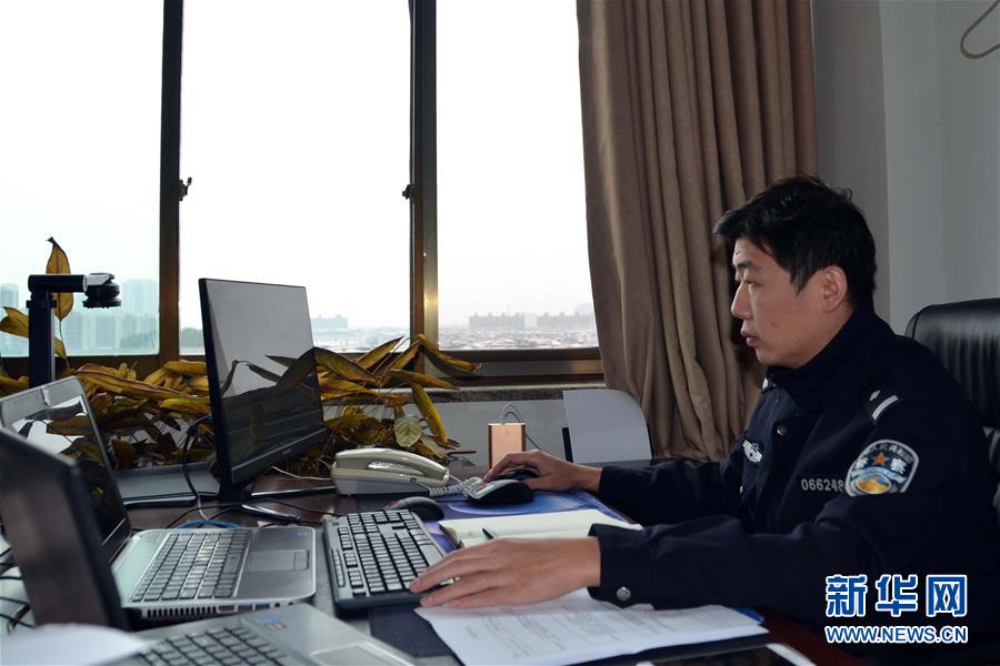 （習近平致敬的戰(zhàn)&ldquo;疫&rdquo;英雄&middot;公安干警篇&middot;圖文互動）（8）他們，抗疫一線鑄警魂