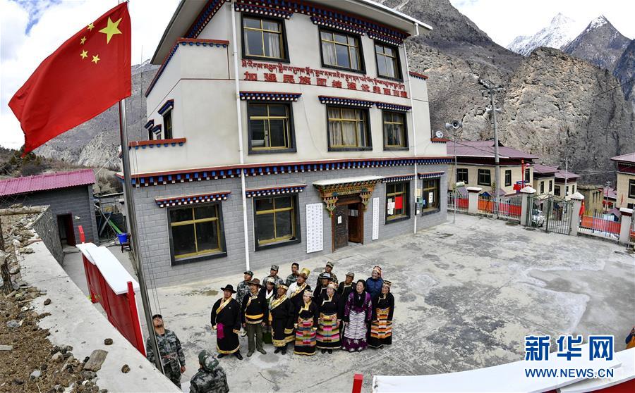 （新華全媒頭條&middot;圖文互動(dòng)）（8）一面國(guó)旗與三代人的守望&mdash;&mdash;記西藏林芝市西日卡村的&ldquo;紅色&rdquo;傳承