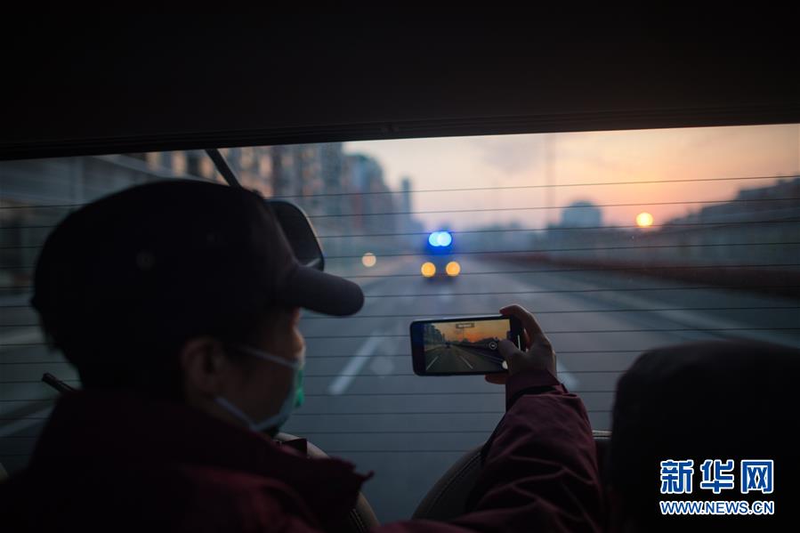 （新華全媒頭條&middot;習(xí)近平致敬的戰(zhàn)&ldquo;疫&rdquo;英雄&middot;武漢人民篇&middot;圖文互動(dòng)）（12）壯哉，大武漢&mdash;&mdash;獻(xiàn)給英雄的武漢人民