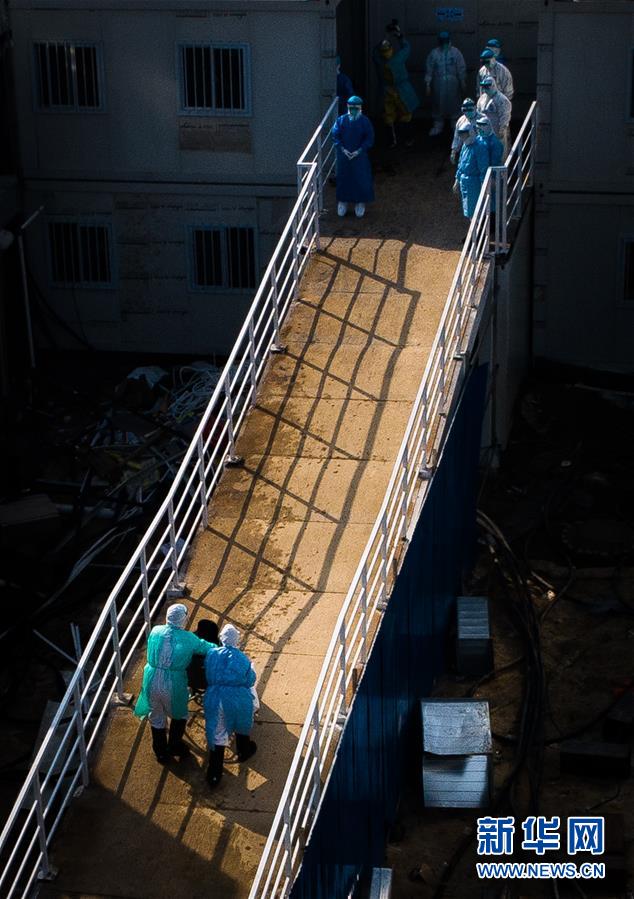 （聚焦疫情防控&middot;圖文互動(dòng)）（10）分秒必爭(zhēng)！一切為了治病救人&mdash;&mdash;中國(guó)抗疫生命至上的生動(dòng)實(shí)踐