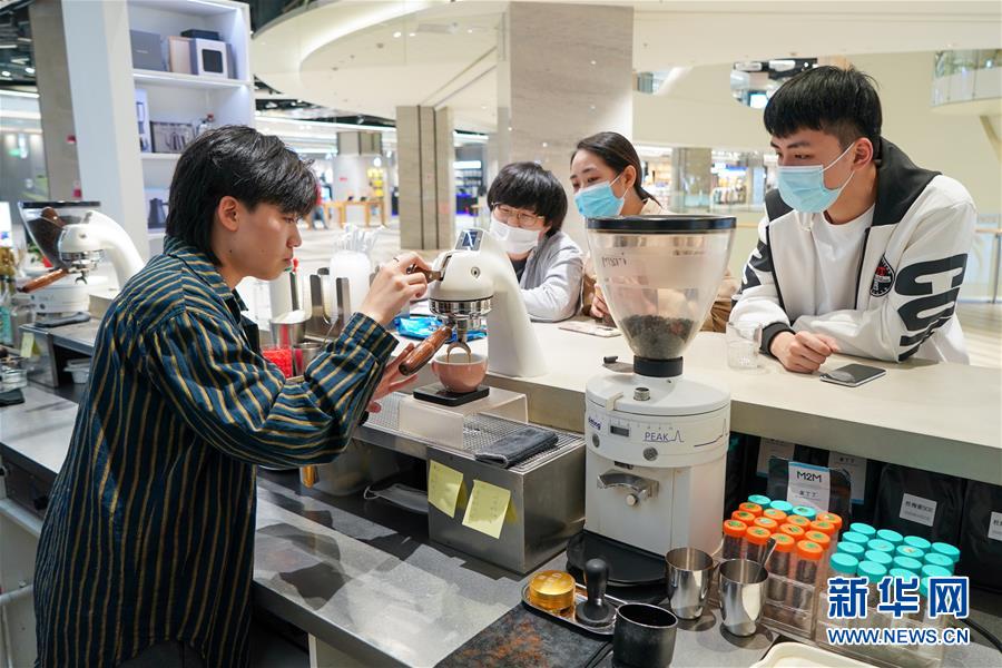 (圖文互動)(1)“觸網(wǎng)”直播間 引領“小眾圈”——新興職業(yè)青年的初心與匠心