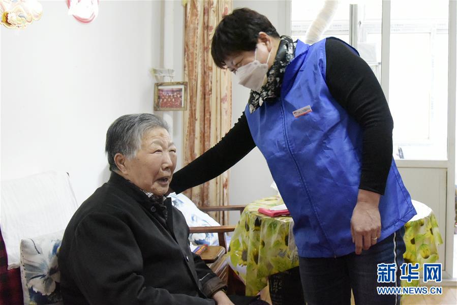 （在習近平新時代中國特色社會主義思想指引下&mdash;&mdash;新時代新作為新篇章&middot;習近平總書記關(guān)切事&middot;圖文互動）（7）增強困難群眾對疫情影響的抵抗力