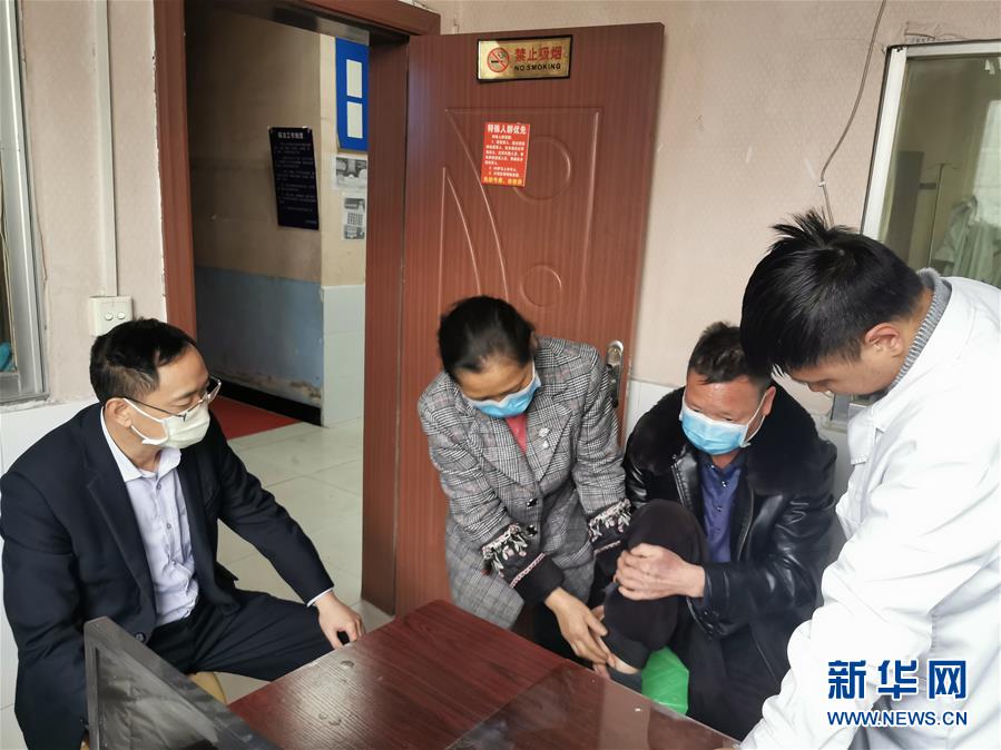 （在習近平新時代中國特色社會主義思想指引下&mdash;&mdash;新時代新作為新篇章&middot;習近平總書記關(guān)切事&middot;圖文互動）（8）增強困難群眾對疫情影響的抵抗力