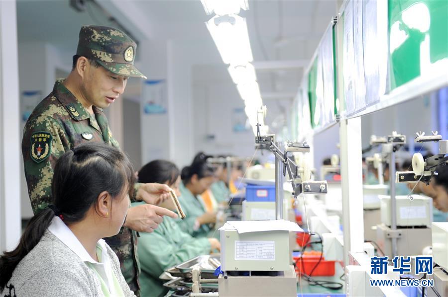 （代表委員履職&middot;圖文互動）（1）跑遍山寨送希望 奔波萬里助脫貧&mdash;&mdash;全國人大代表周豐林履職記