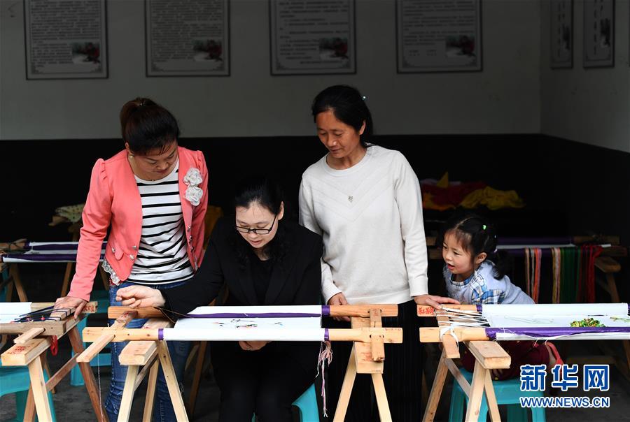 （兩會(huì)人物&middot;圖文互動(dòng)）（1）帶娃、賺錢(qián)兩不誤&mdash;&mdash;一位農(nóng)民工代表眼中的脫貧新工作