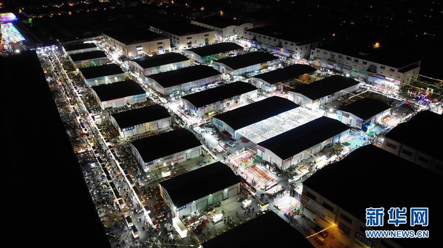 （圖文互動）（3）濟(jì)南最大地攤環(huán)聯(lián)夜市成&ldquo;網(wǎng)紅打卡地&rdquo;