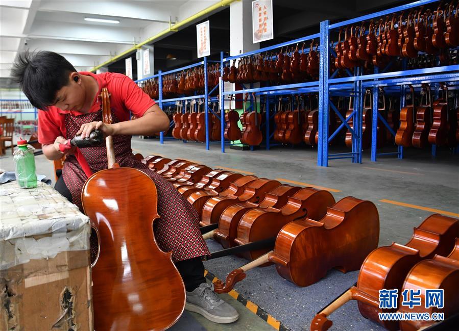 （走向我們的小康生活&middot;圖文互動）（1）放下鋤頭，卻撥動命運的琴弦