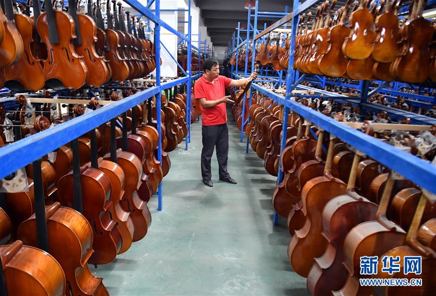 （走向我們的小康生活&middot;圖文互動）（3）放下鋤頭，卻撥動命運的琴弦