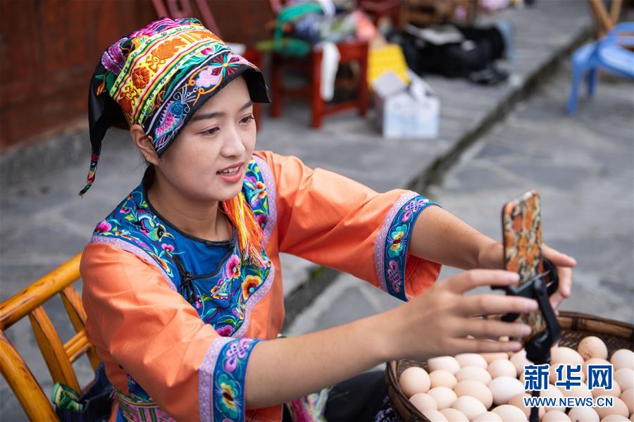 （新華全媒頭條&middot;走向我們的小康生活&middot;圖文互動）（6）那山，那人，那苗寨&mdash;&mdash;十八洞村三代人的奮斗史