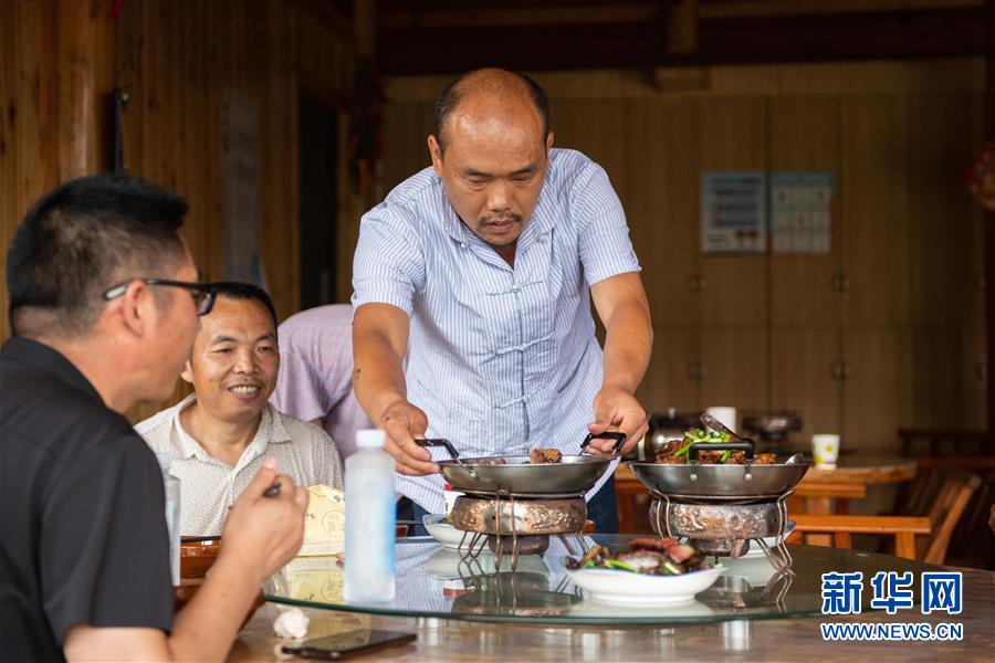（新華全媒頭條&middot;走向我們的小康生活&middot;圖文互動）（9）那山，那人，那苗寨&mdash;&mdash;十八洞村三代人的奮斗史