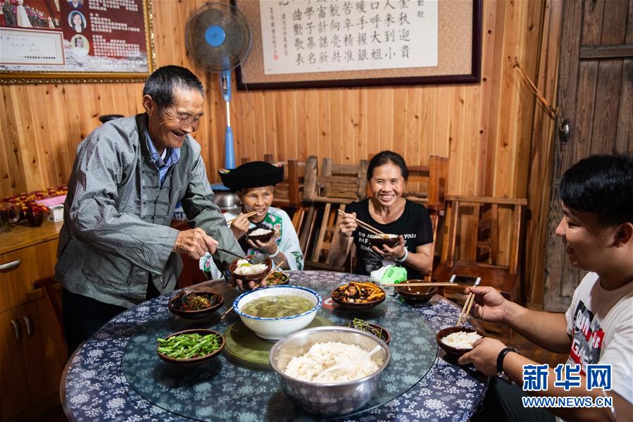 （新華全媒頭條&middot;走向我們的小康生活&middot;圖文互動）（2）那山，那人，那苗寨&mdash;&mdash;十八洞村三代人的奮斗史