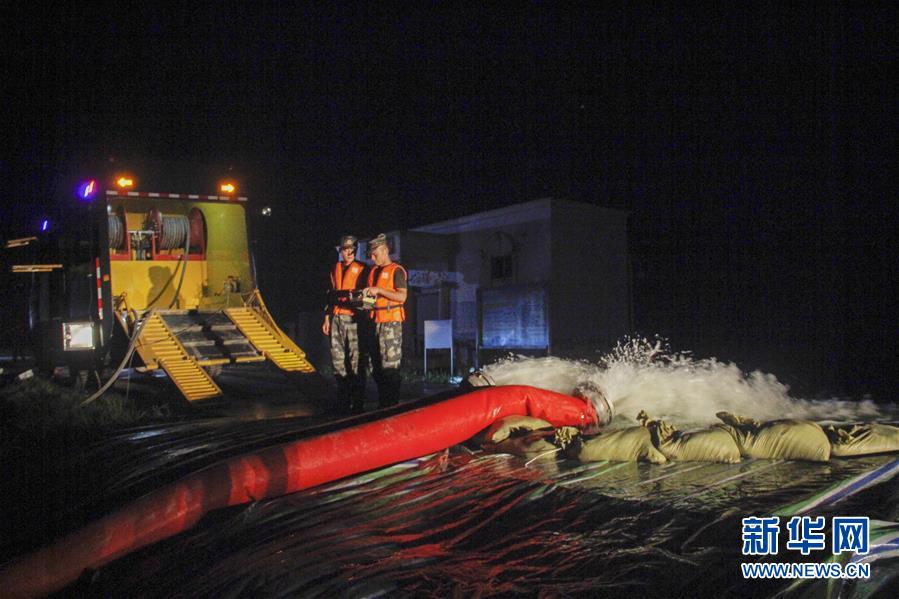 （防汛抗洪&middot;圖文互動）（3）洪水不退，子弟兵誓死不退&mdash;&mdash;解放軍和武警部隊官兵參與洪澇災(zāi)害搶險救援記事