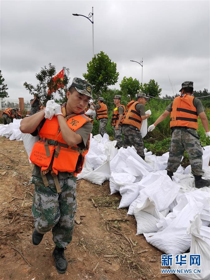 （防汛抗洪&middot;圖文互動）（3）我們永遠是&ldquo;兩不怕&rdquo;精神傳人&mdash;&mdash;陸軍第71集團軍200余名退伍老兵主動歸隊?wèi)?zhàn)洪魔