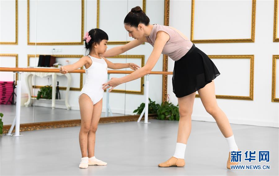 （在習(xí)近平新時(shí)代中國(guó)特色社會(huì)主義思想指引下&mdash;&mdash;新時(shí)代新作為新篇章&middot;習(xí)近平總書記關(guān)切事&middot;圖文互動(dòng)）（10）感受開放新魅力&mdash;&mdash;海南自由貿(mào)易港建設(shè)開局觀察