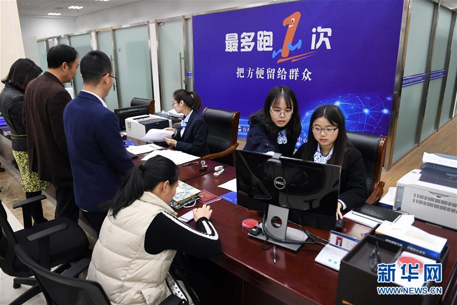 （新華全媒頭條&middot;總書(shū)記推動(dòng)的改革身邊事&middot;行政體制改革篇&middot;圖文互動(dòng)）（12）特寫(xiě)：追問(wèn)&ldquo;一件事&rdquo;