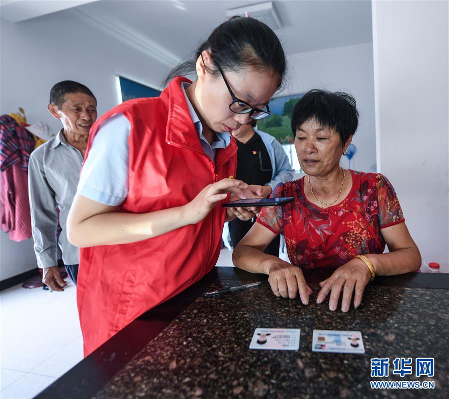 （新華全媒頭條&middot;總書(shū)記推動(dòng)的改革身邊事&middot;行政體制改革篇&middot;圖文互動(dòng)）（5）特寫(xiě)：追問(wèn)&ldquo;一件事&rdquo;