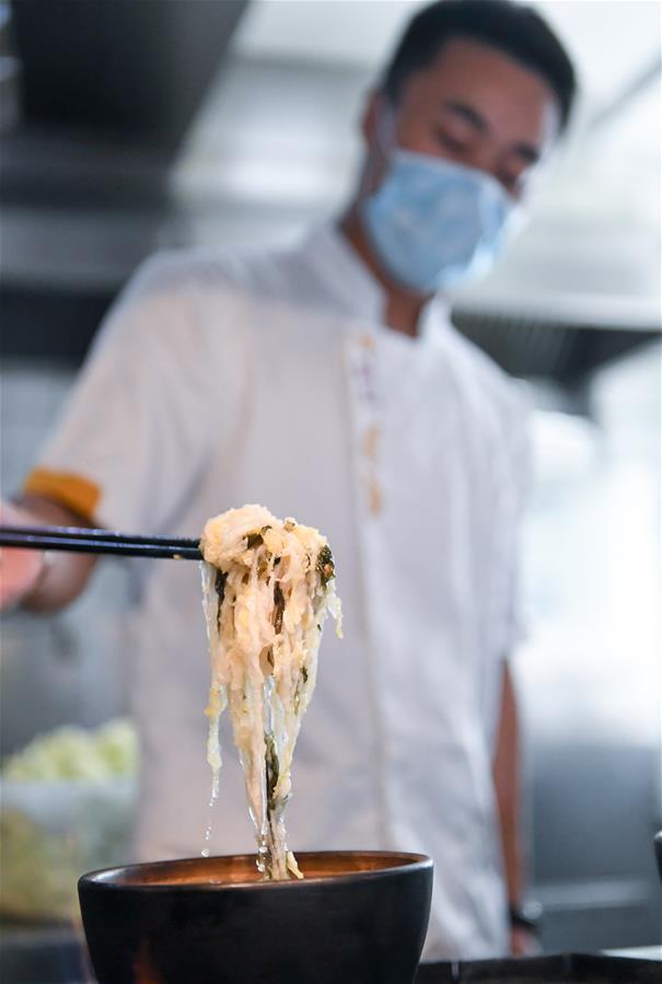 （在習(xí)近平新時代中國特色社會主義思想指引下&mdash;&mdash;新時代新作為新篇章&middot;習(xí)近平總書記關(guān)切事&middot;圖文互動）（1）讓&ldquo;舌尖上的節(jié)約&rdquo;成為習(xí)慣&mdash;&mdash;全社會營造浪費(fèi)可恥、節(jié)約為榮的氛圍掃描